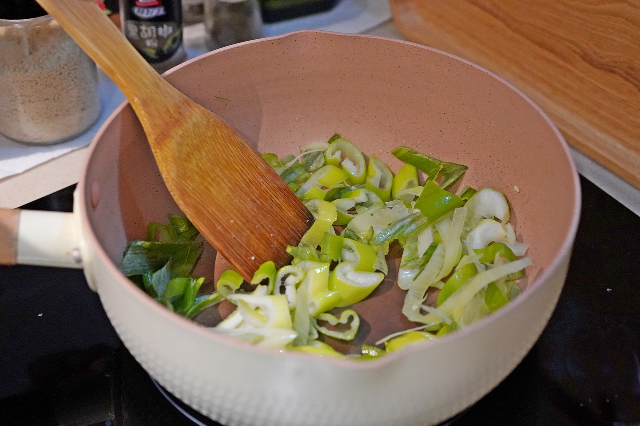 【食譜】辣炒荷包蛋｜鹹香帶辣超簡易的家常下飯菜