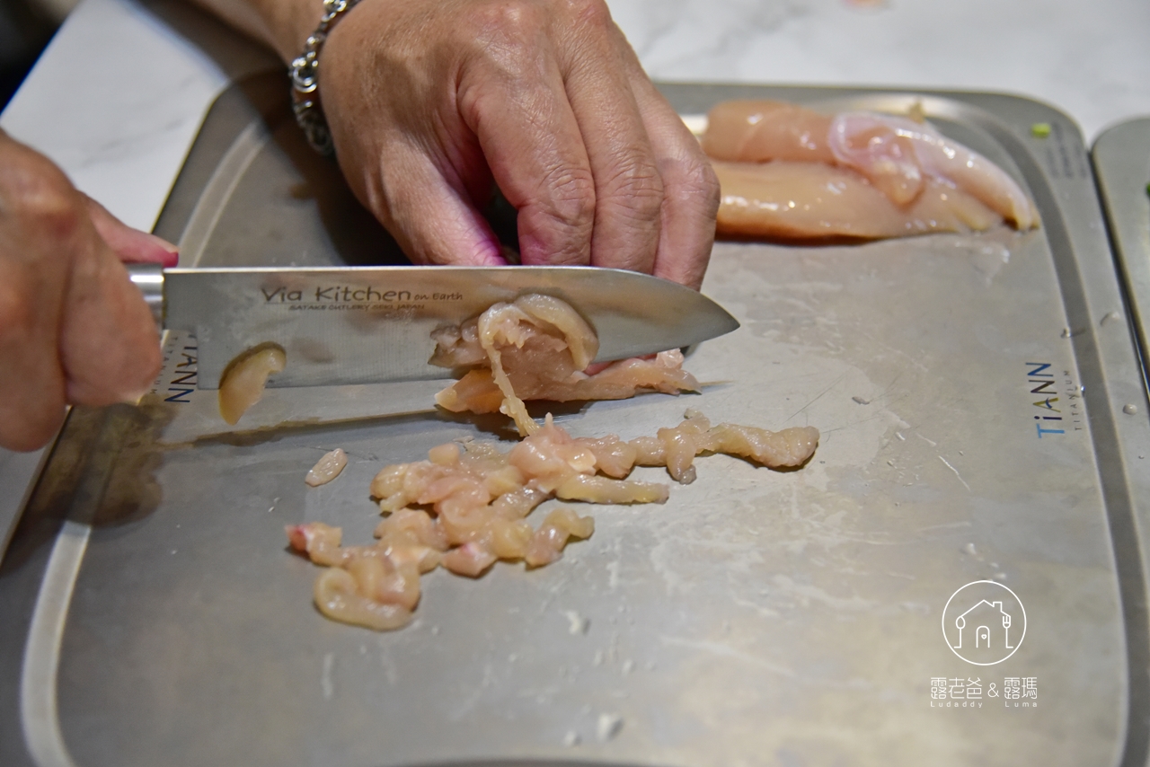 【食譜】雞肉絲炒水蓮｜爽脆水蓮炒低脂滑嫩的雞肉料理