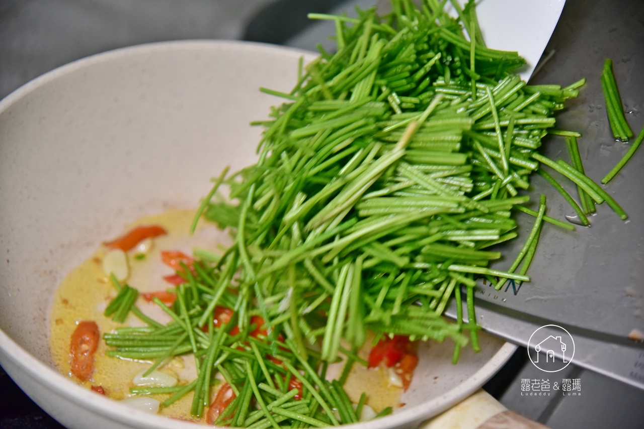 【食譜】雞肉絲炒水蓮｜爽脆水蓮炒低脂滑嫩的雞肉料理