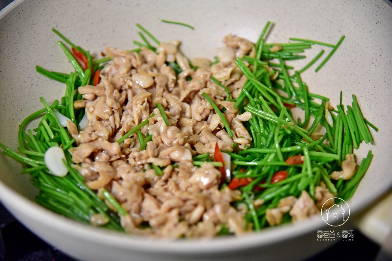 【食譜】雞肉絲炒水蓮｜爽脆水蓮炒低脂滑嫩的雞肉料理