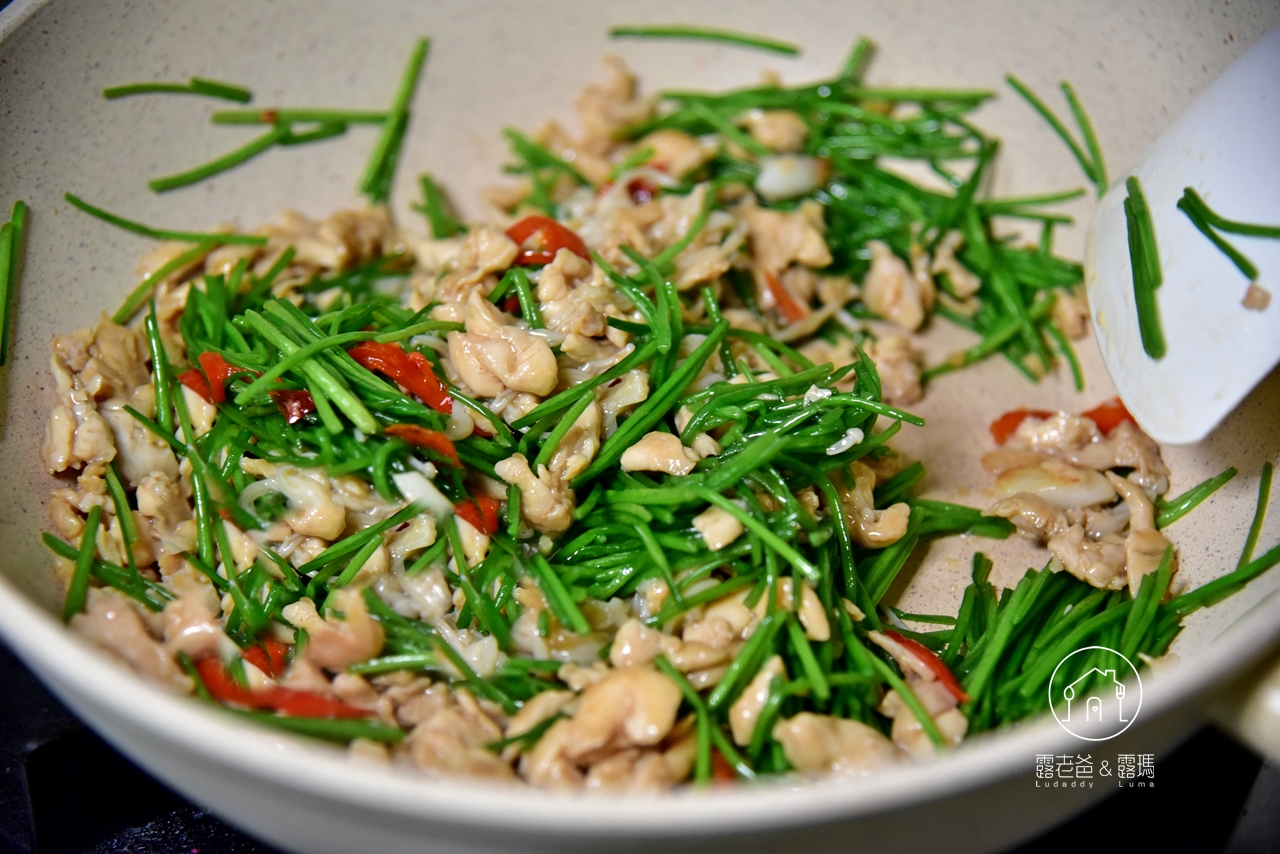 【食譜】雞肉絲炒水蓮｜爽脆水蓮炒低脂滑嫩的雞肉料理