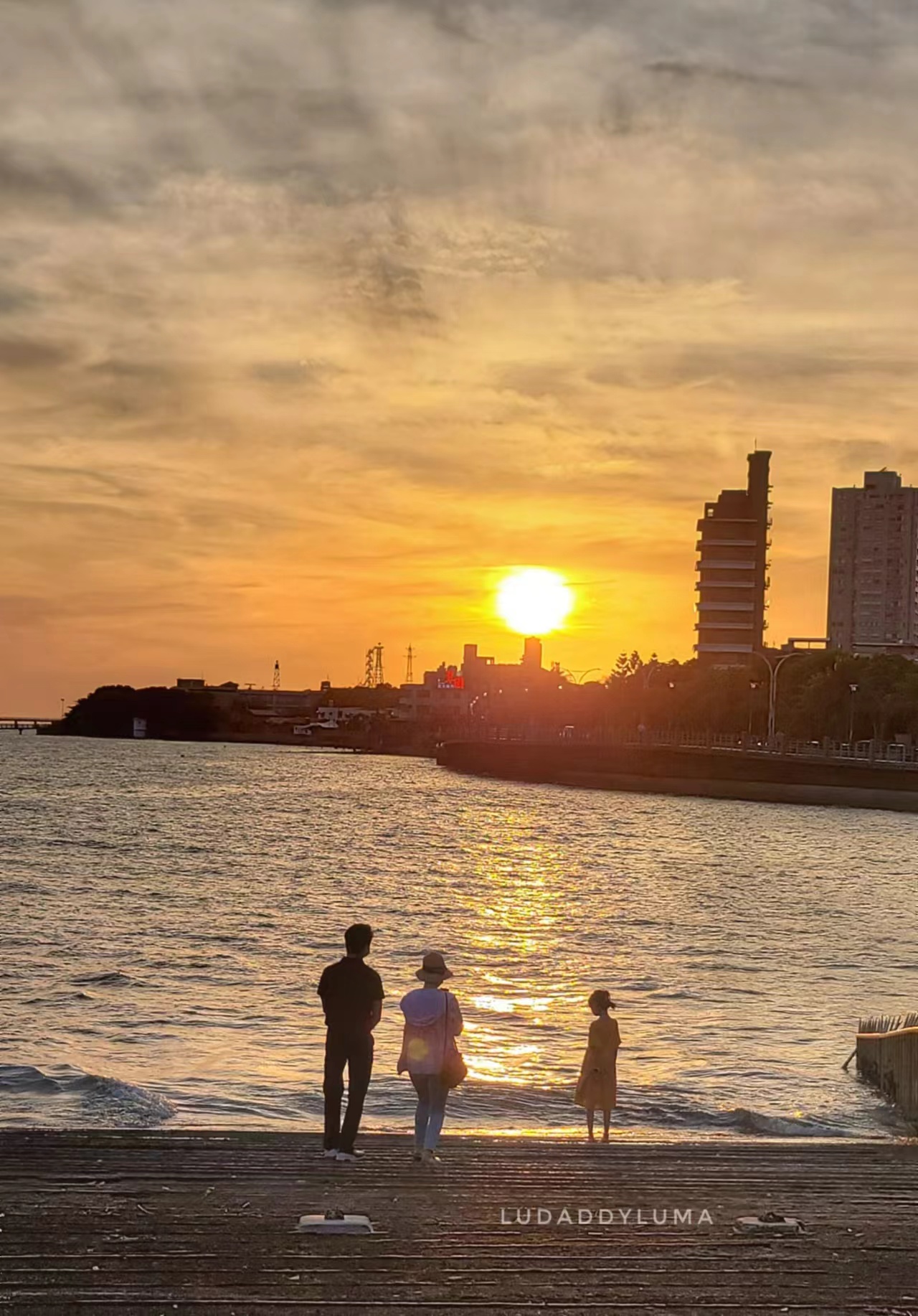 淡水景點美食│淡水半日遊走逛路線，淡水必吃小吃文化阿給，淡水日落時間