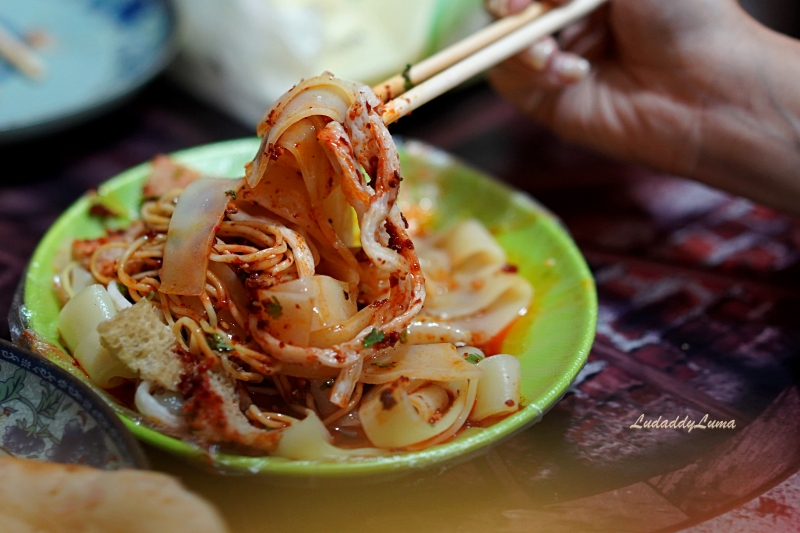 南疆喀什古城美食推薦｜新疆旅遊，喀什古城阿布爺爺缸子肉、羊肉串