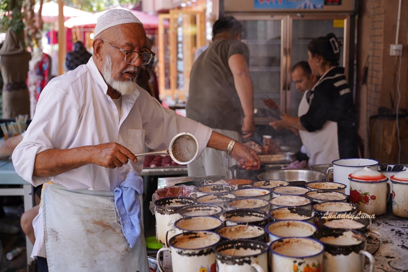 南疆喀什古城美食推薦｜新疆旅遊，喀什古城阿布爺爺缸子肉、羊肉串