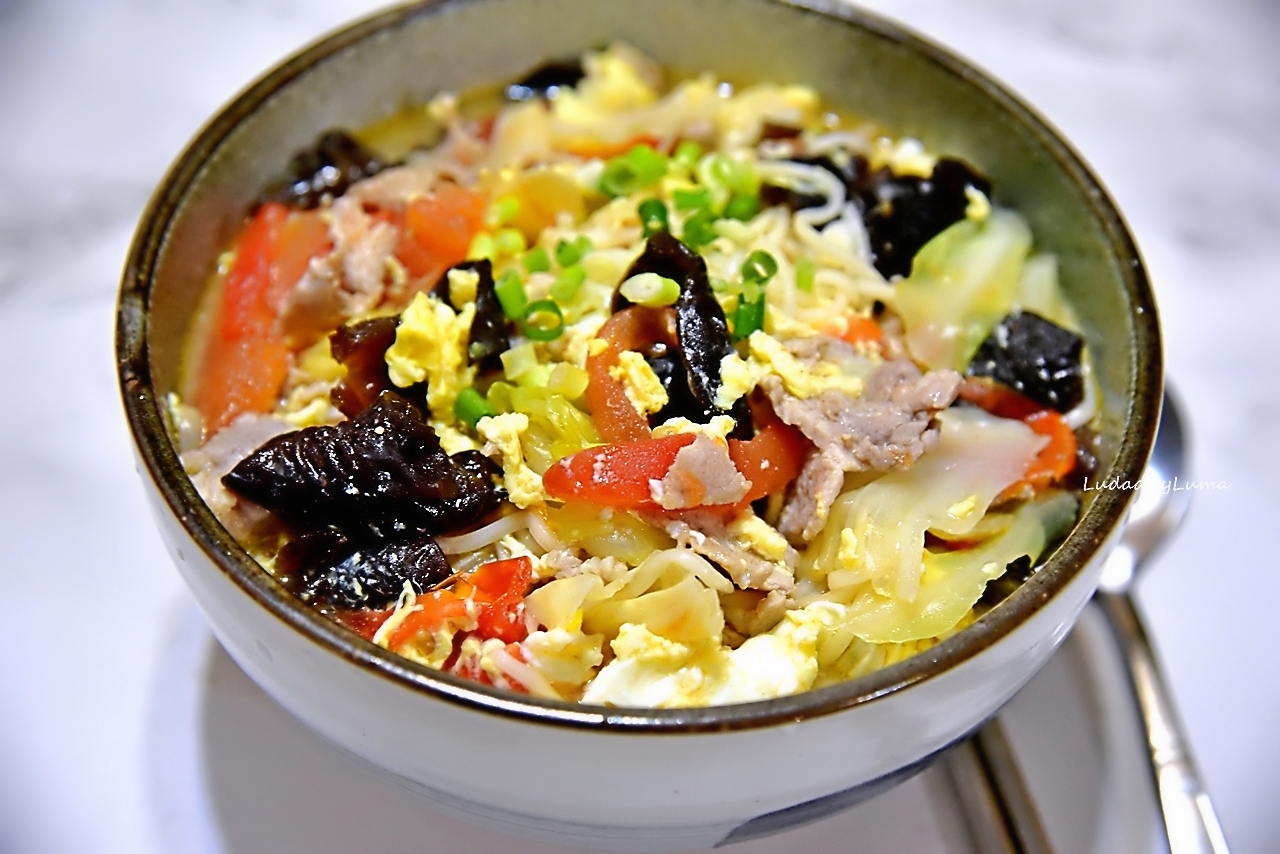 搶鍋麵食譜｜讓人一口就愛上的家傳熗鍋麵做法，簡單易做的什錦麵 @露老爸&amp;露瑪