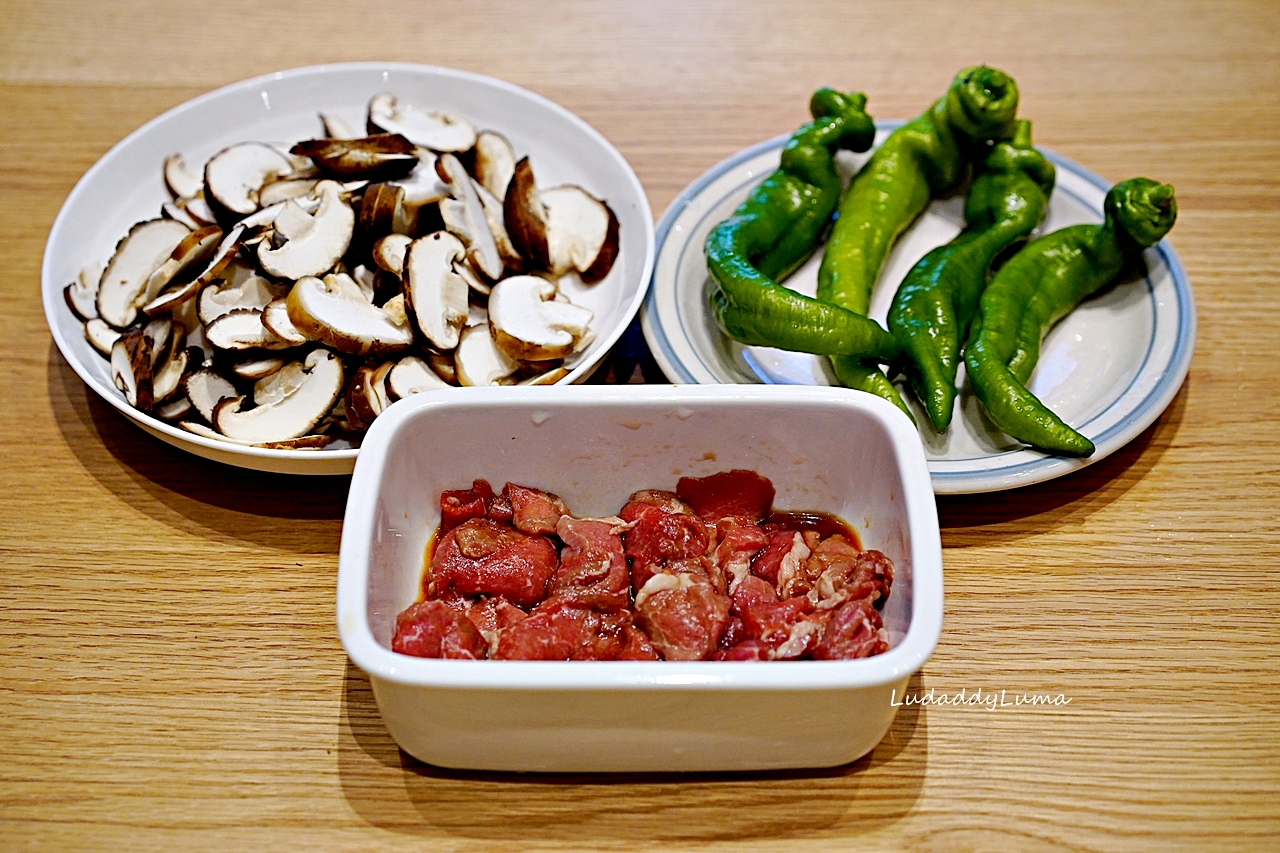 鮮菇青椒炒牛肉食譜│ 鹹香帶汁又下飯，炒新鮮香菇青椒牛肉料理