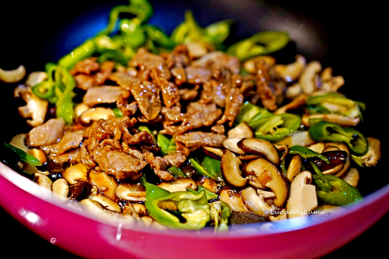 鮮菇青椒炒牛肉食譜│ 鹹香帶汁又下飯，炒新鮮香菇青椒牛肉料理