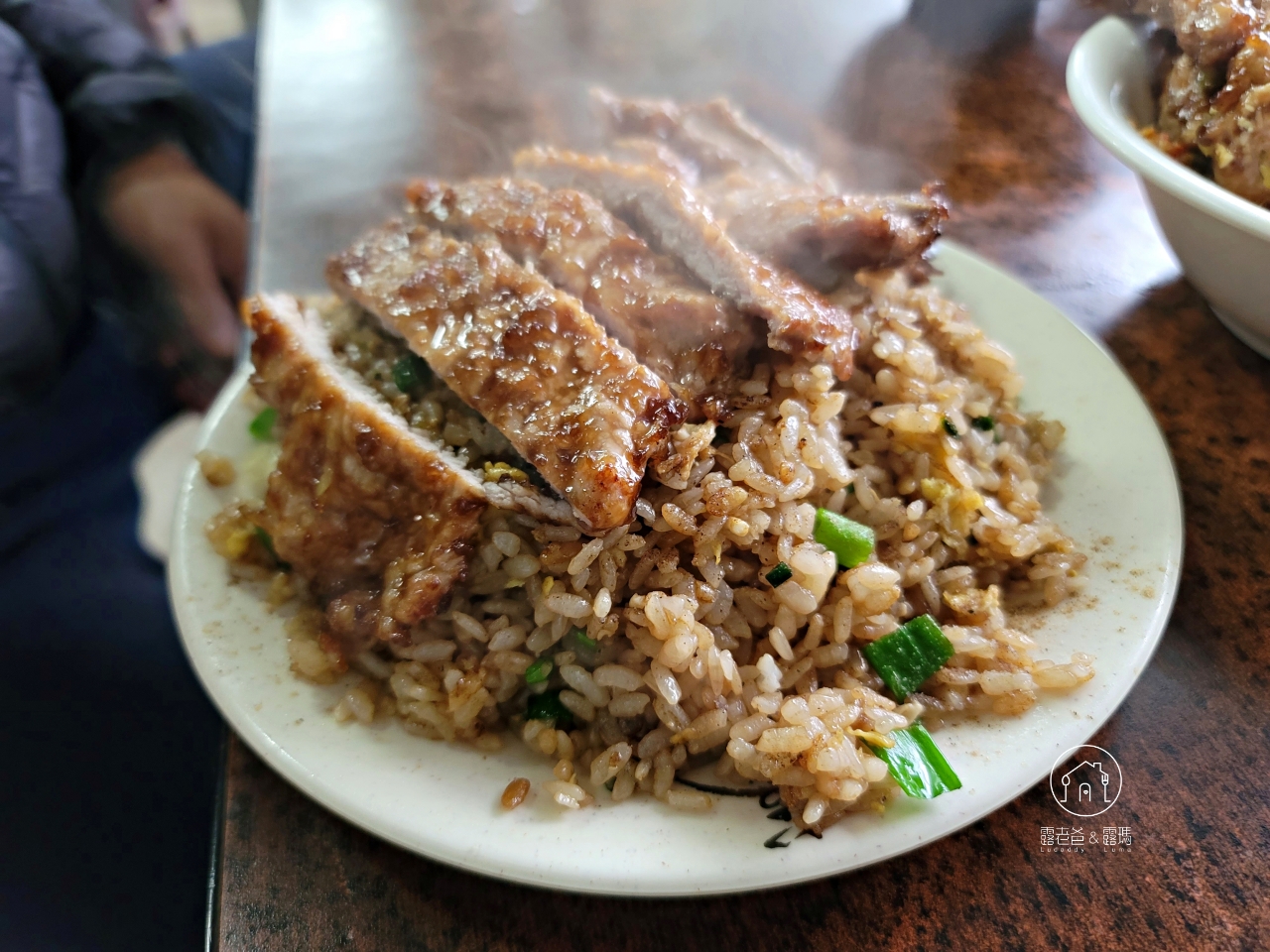 淡水黑店二店 ｜淡水人氣鐵皮屋排骨飯，義山路黑店推薦好吃的炒飯