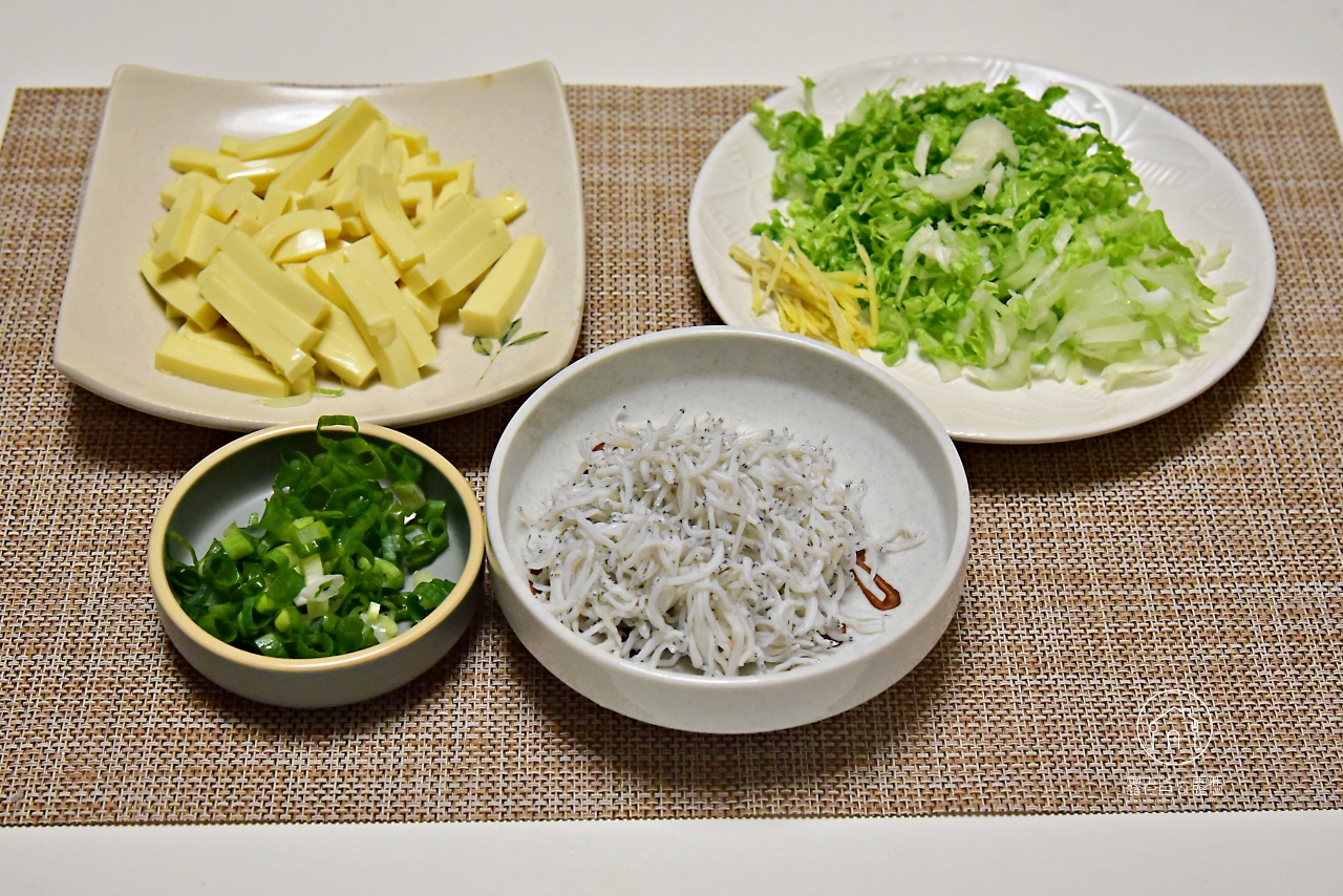 魩仔魚豆腐羹湯食譜｜鮮美的吻仔魚做湯，加入青菜豆腐爽口又美味