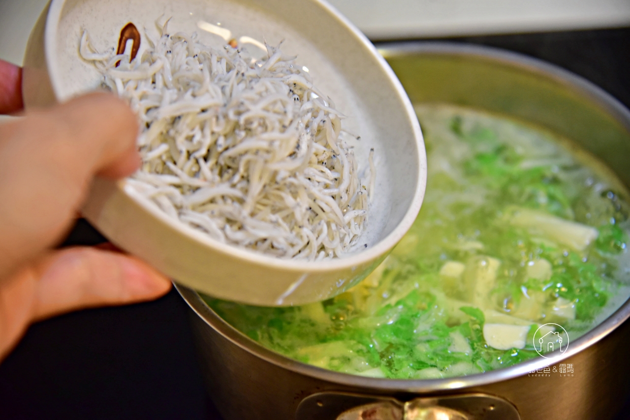 魩仔魚豆腐羹湯食譜｜鮮美的吻仔魚做湯，加入青菜豆腐爽口又美味