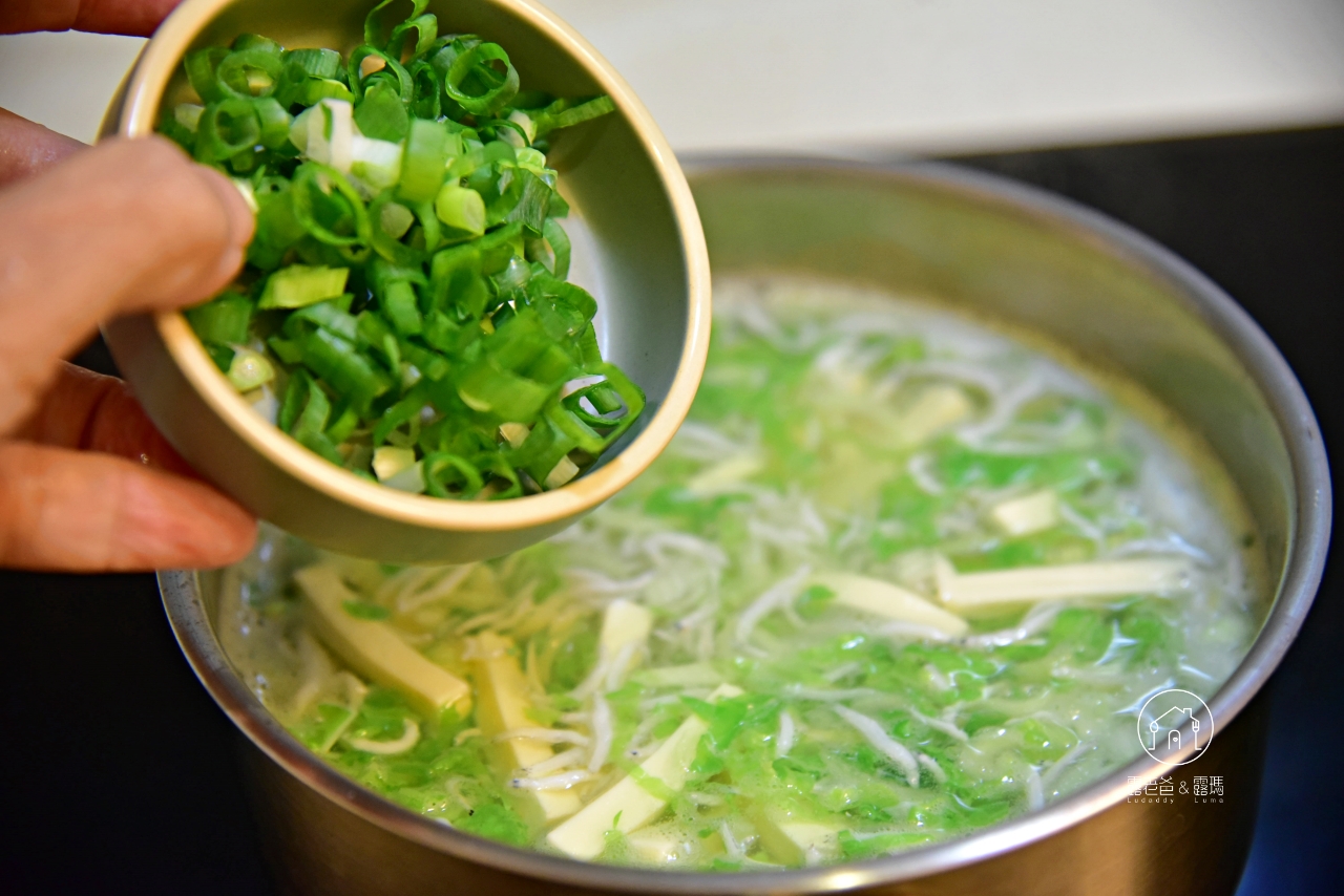 魩仔魚豆腐羹湯食譜｜鮮美的吻仔魚做湯，加入青菜豆腐爽口又美味