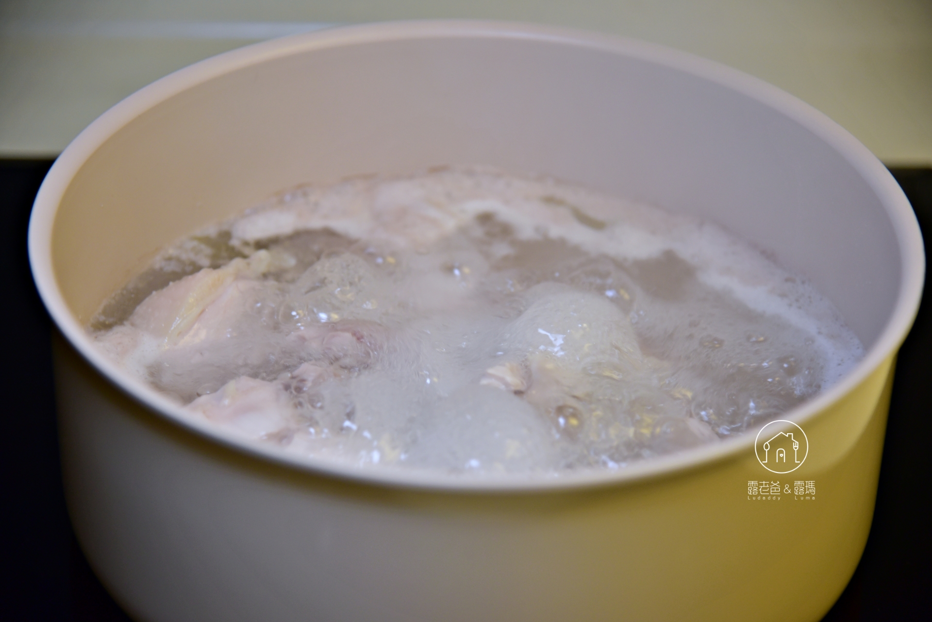 【食譜】剝皮辣椒香菇雞湯｜好吃的做法與小撇步，微辣回甘的經典台灣味