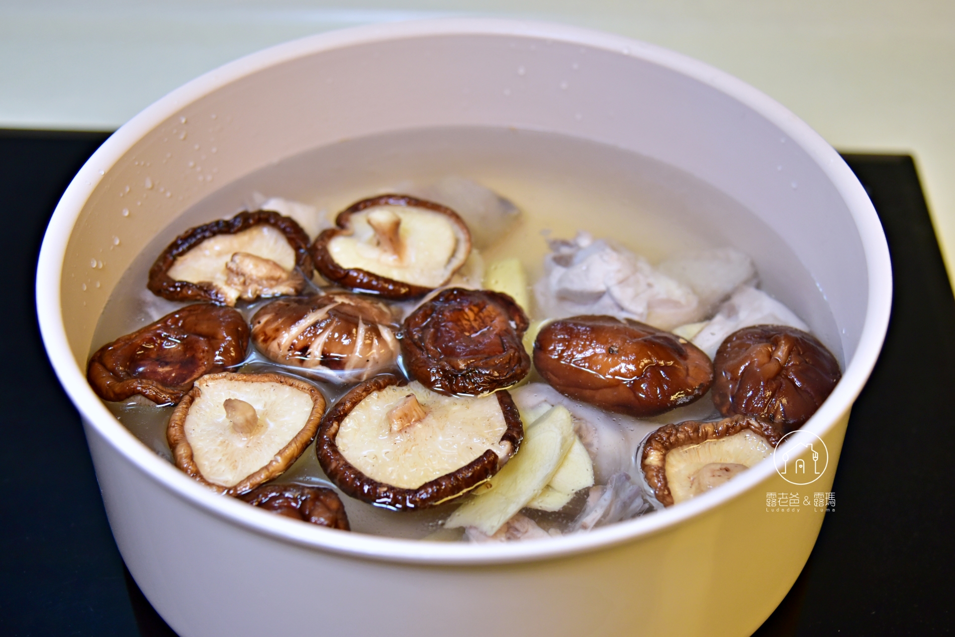 【食譜】剝皮辣椒香菇雞湯｜好吃的做法與小撇步，微辣回甘的經典台灣味