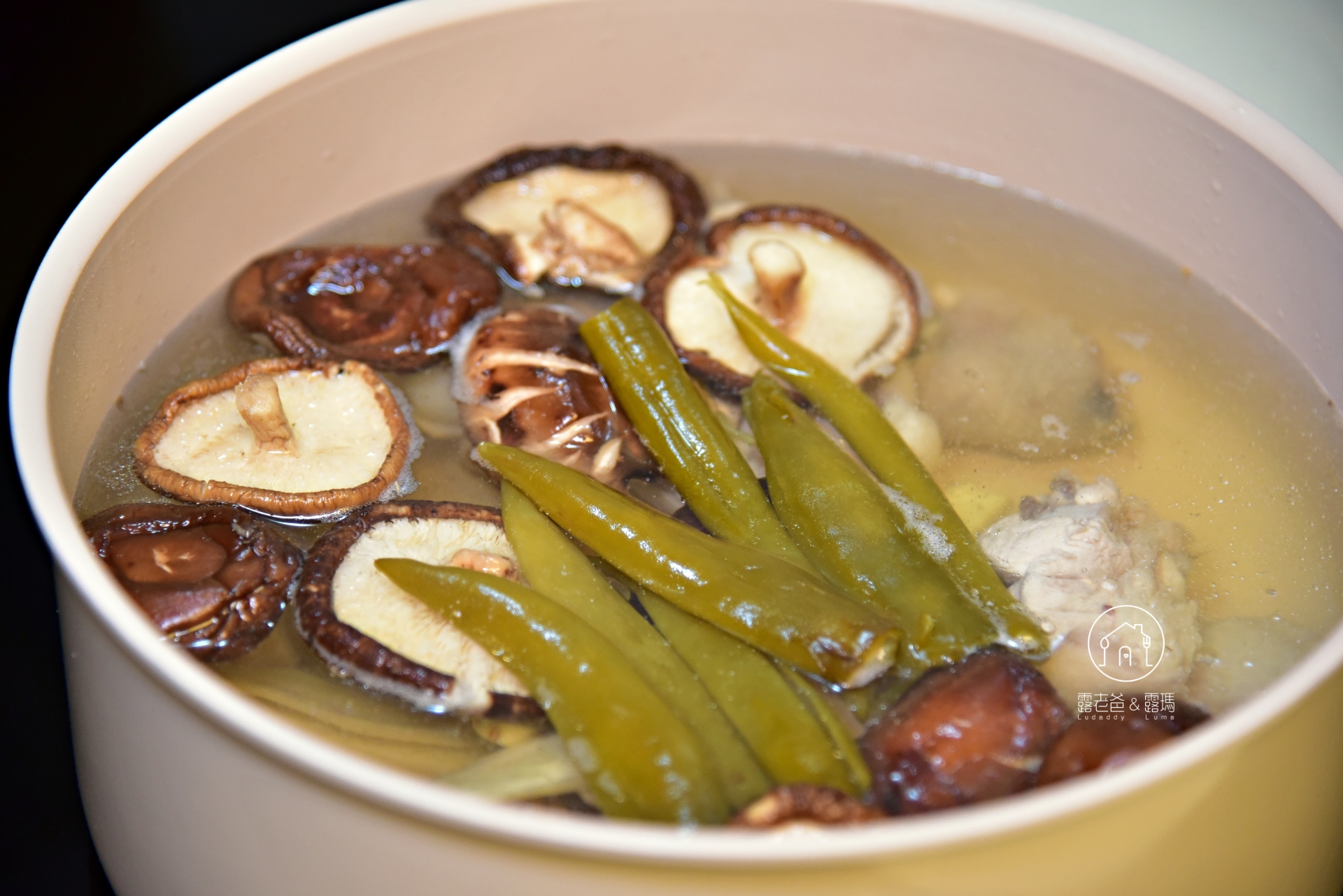 【食譜】剝皮辣椒香菇雞湯｜好吃的做法與小撇步，微辣回甘的經典台灣味