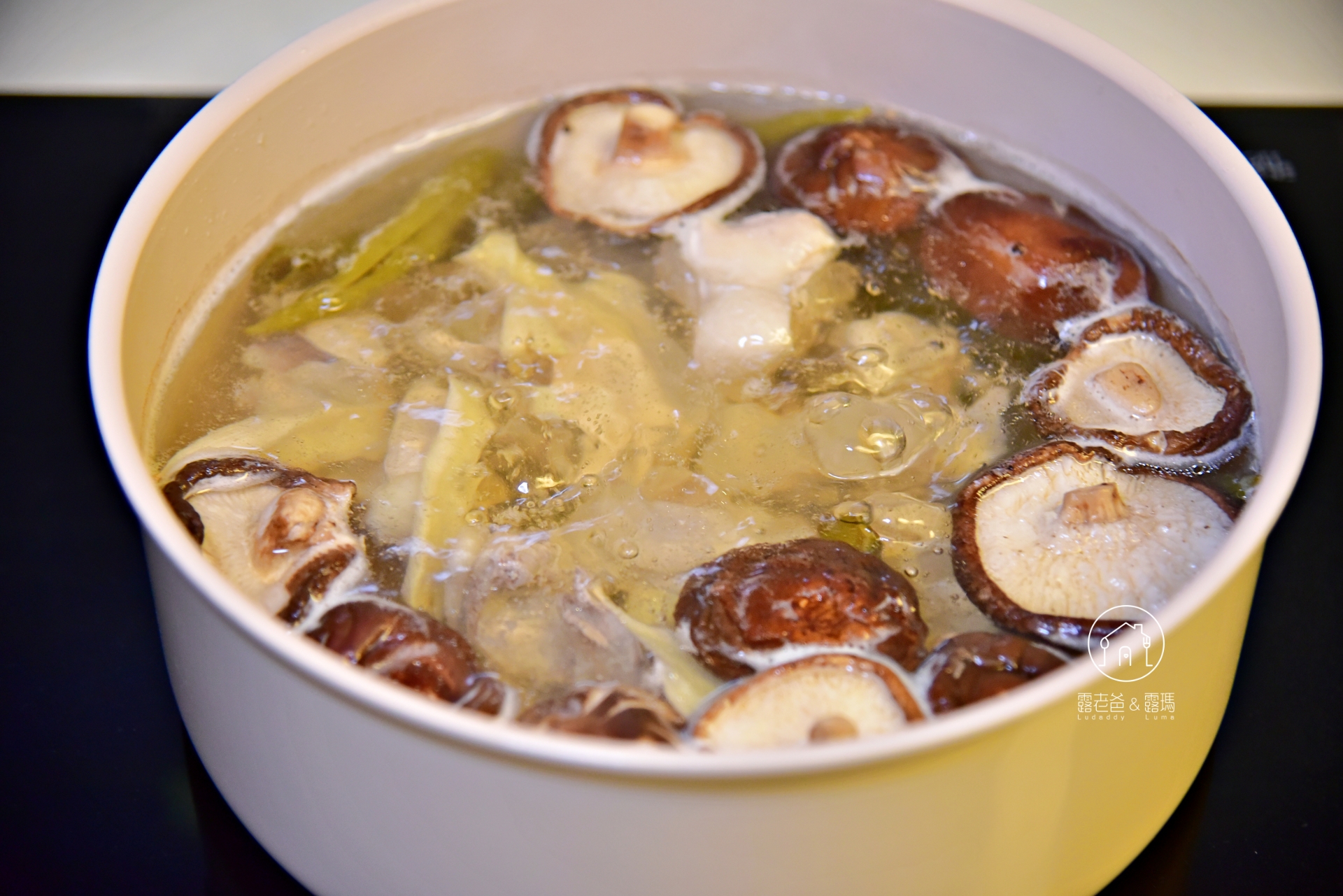 【食譜】剝皮辣椒香菇雞湯｜好吃的做法與小撇步，微辣回甘的經典台灣味