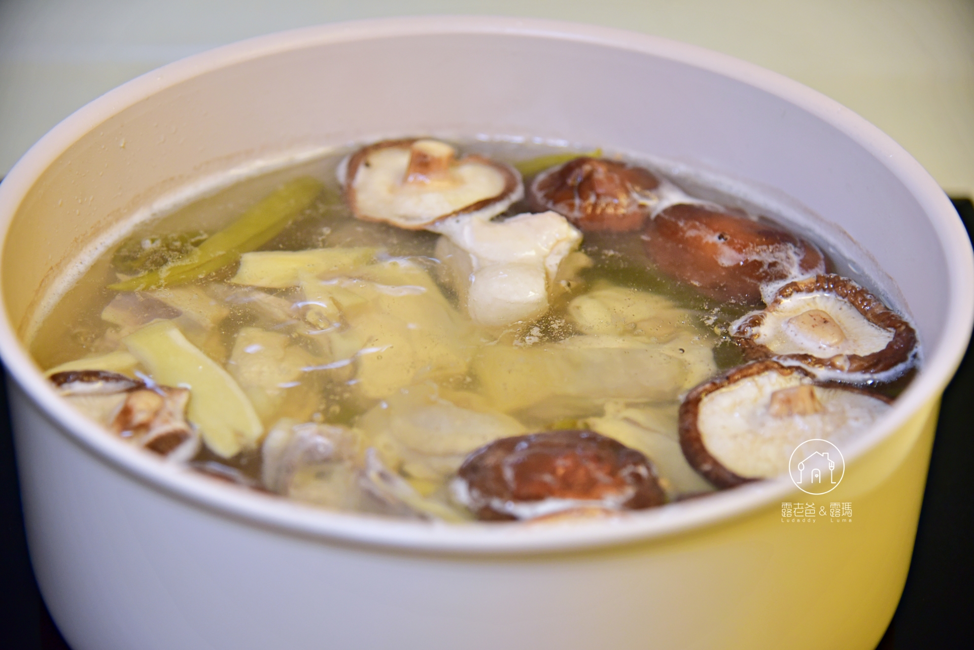 【食譜】剝皮辣椒香菇雞湯｜好吃的做法與小撇步，微辣回甘的經典台灣味