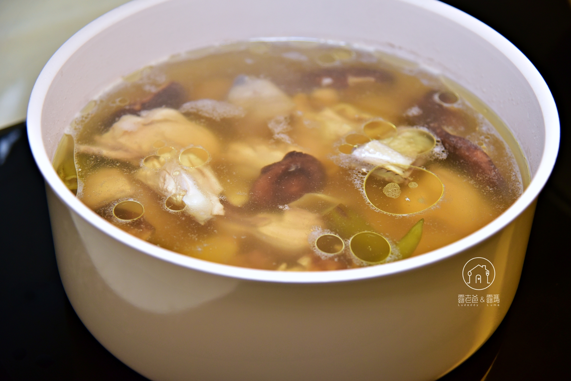 【食譜】剝皮辣椒香菇雞湯｜好吃的做法與小撇步，微辣回甘的經典台灣味