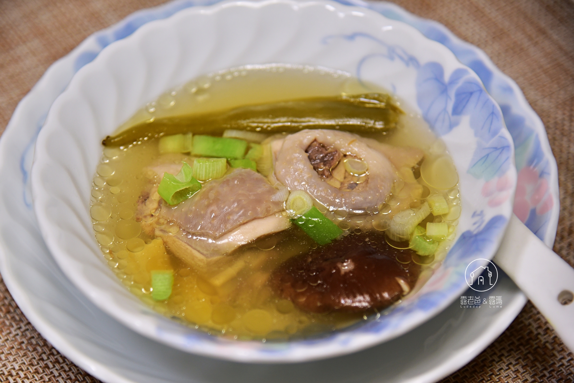 【食譜】剝皮辣椒香菇雞湯｜好吃的做法與小撇步，微辣回甘的經典台灣味 @露老爸&amp;露瑪