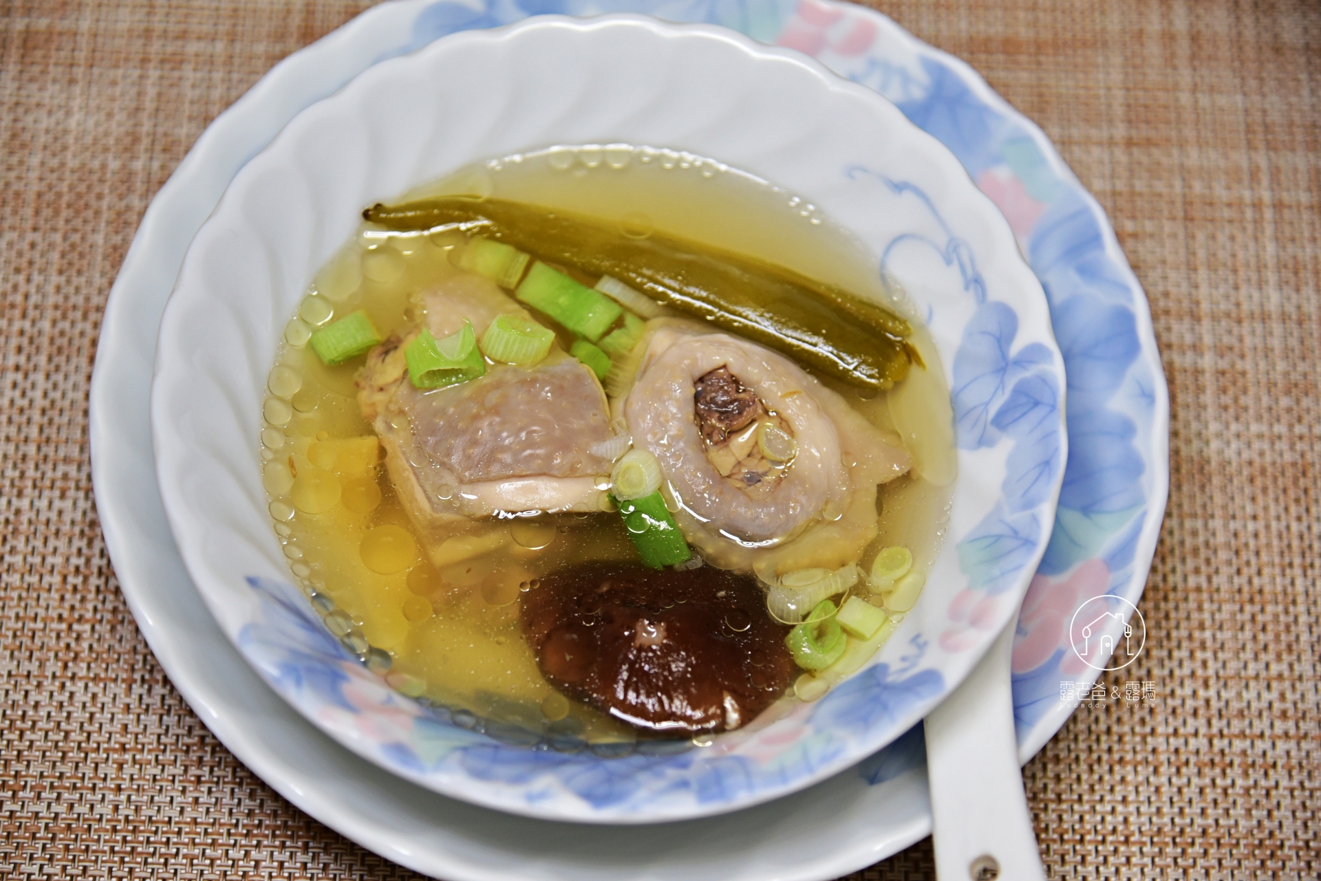 【食譜】剝皮辣椒香菇雞湯｜好吃的做法與小撇步，微辣回甘的經典台灣味