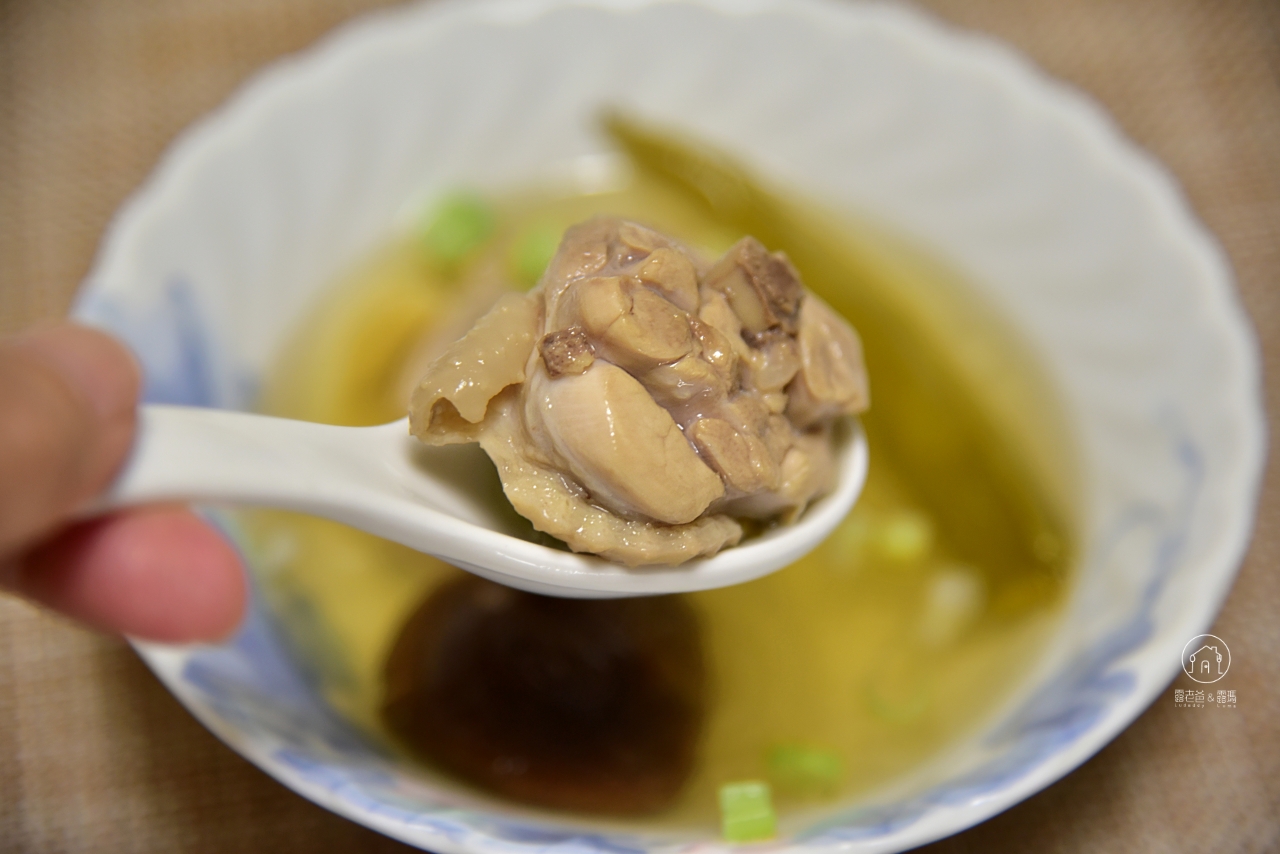 【食譜】剝皮辣椒香菇雞湯｜好吃的做法與小撇步，微辣回甘的經典台灣味