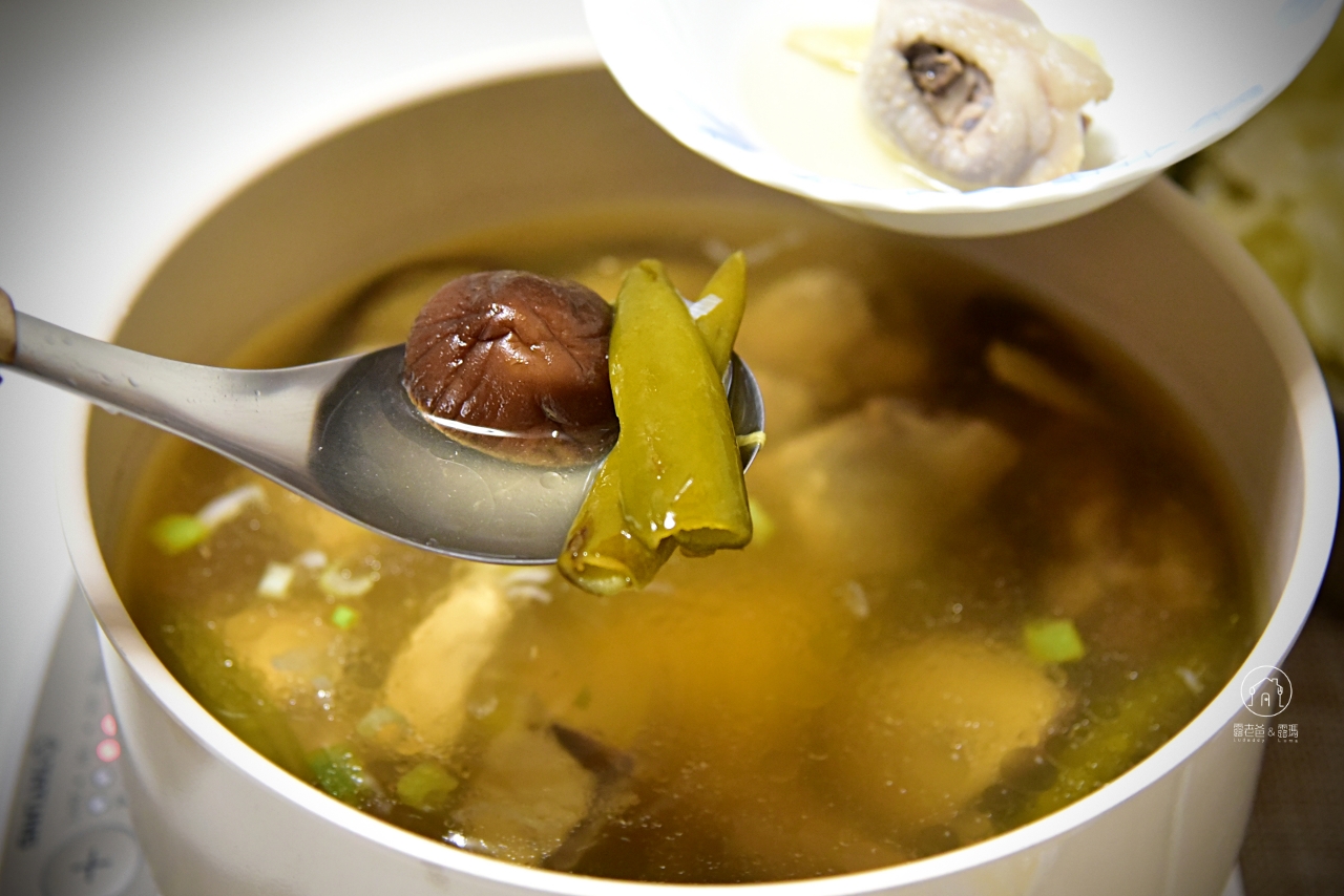 【食譜】剝皮辣椒香菇雞湯｜好吃的做法與小撇步，微辣回甘的經典台灣味