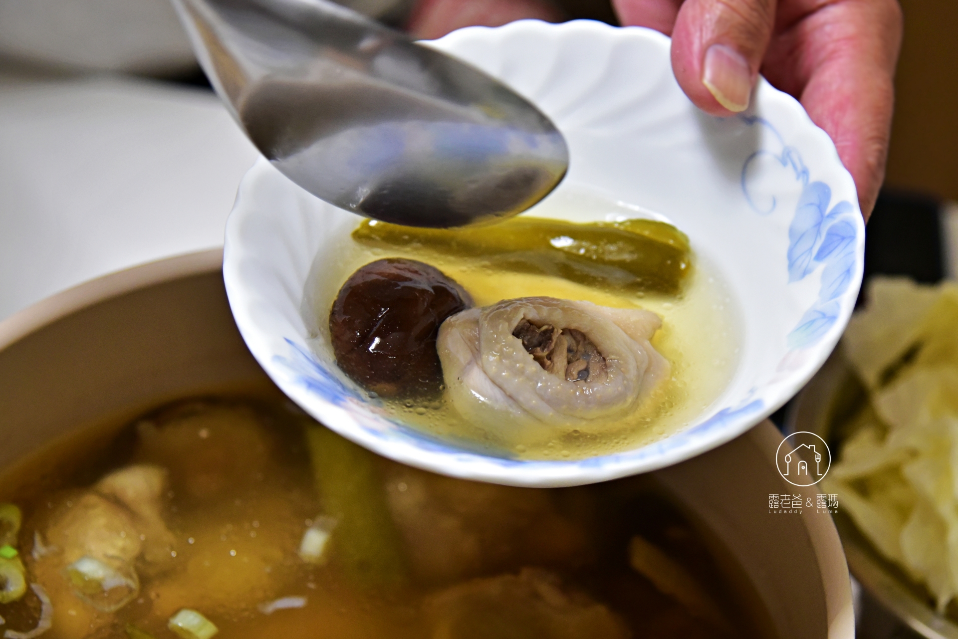 【食譜】剝皮辣椒香菇雞湯｜好吃的做法與小撇步，微辣回甘的經典台灣味