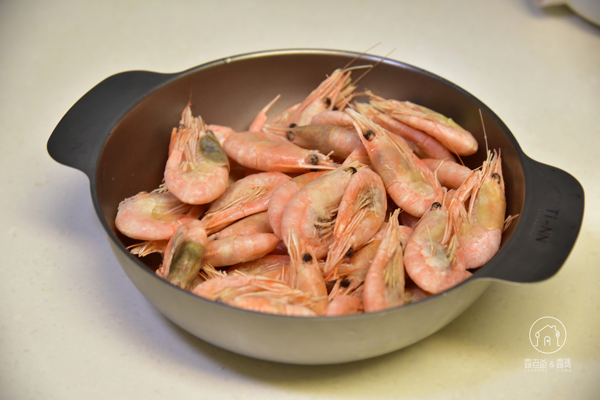 【食譜】蒜香北極甜蝦做法，冷凍直接下鍋，2 步驟鎖住極地鮮甜與蝦卵香氣