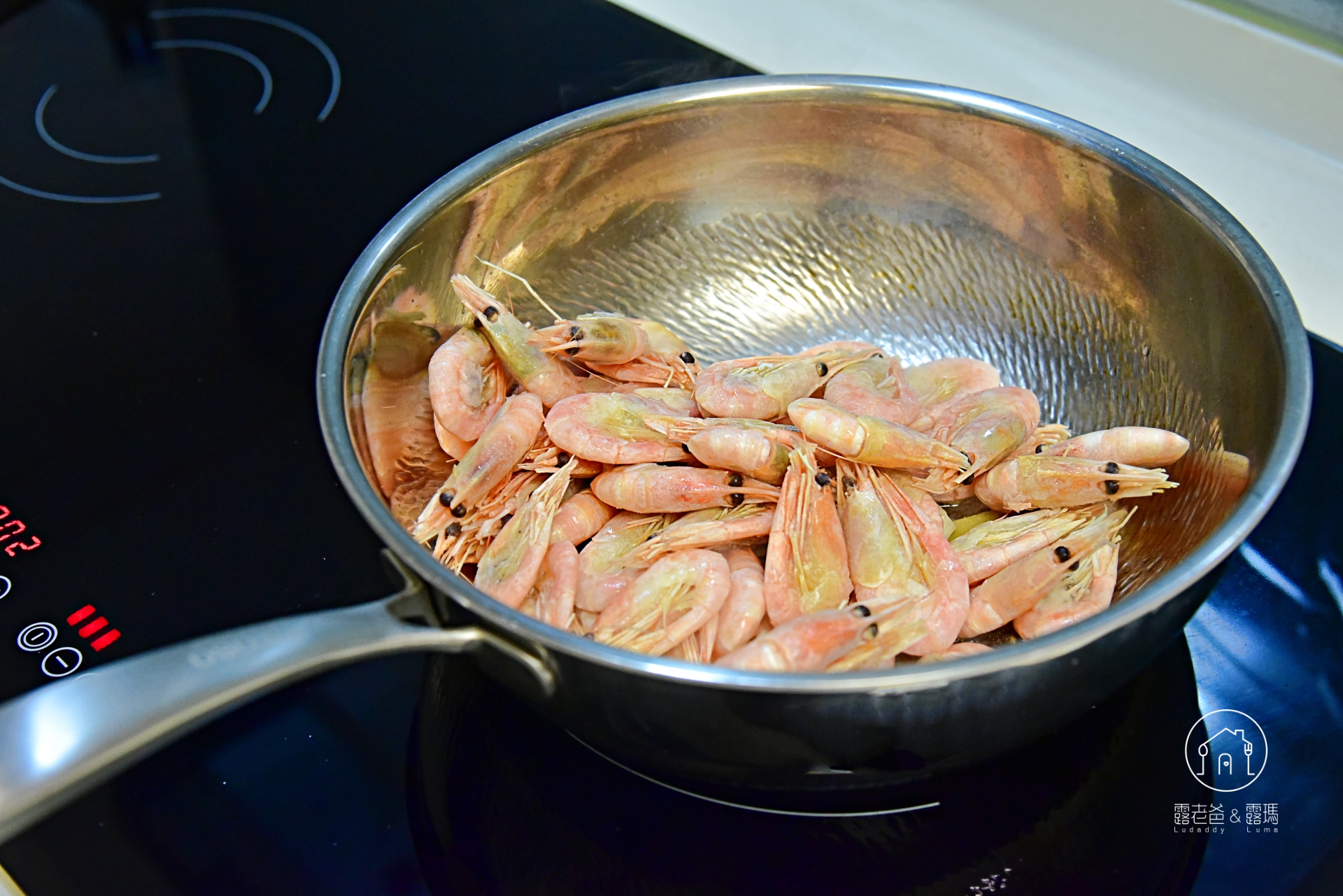 【食譜】蒜香北極甜蝦做法，冷凍直接下鍋，2 步驟鎖住極地鮮甜與蝦卵香氣