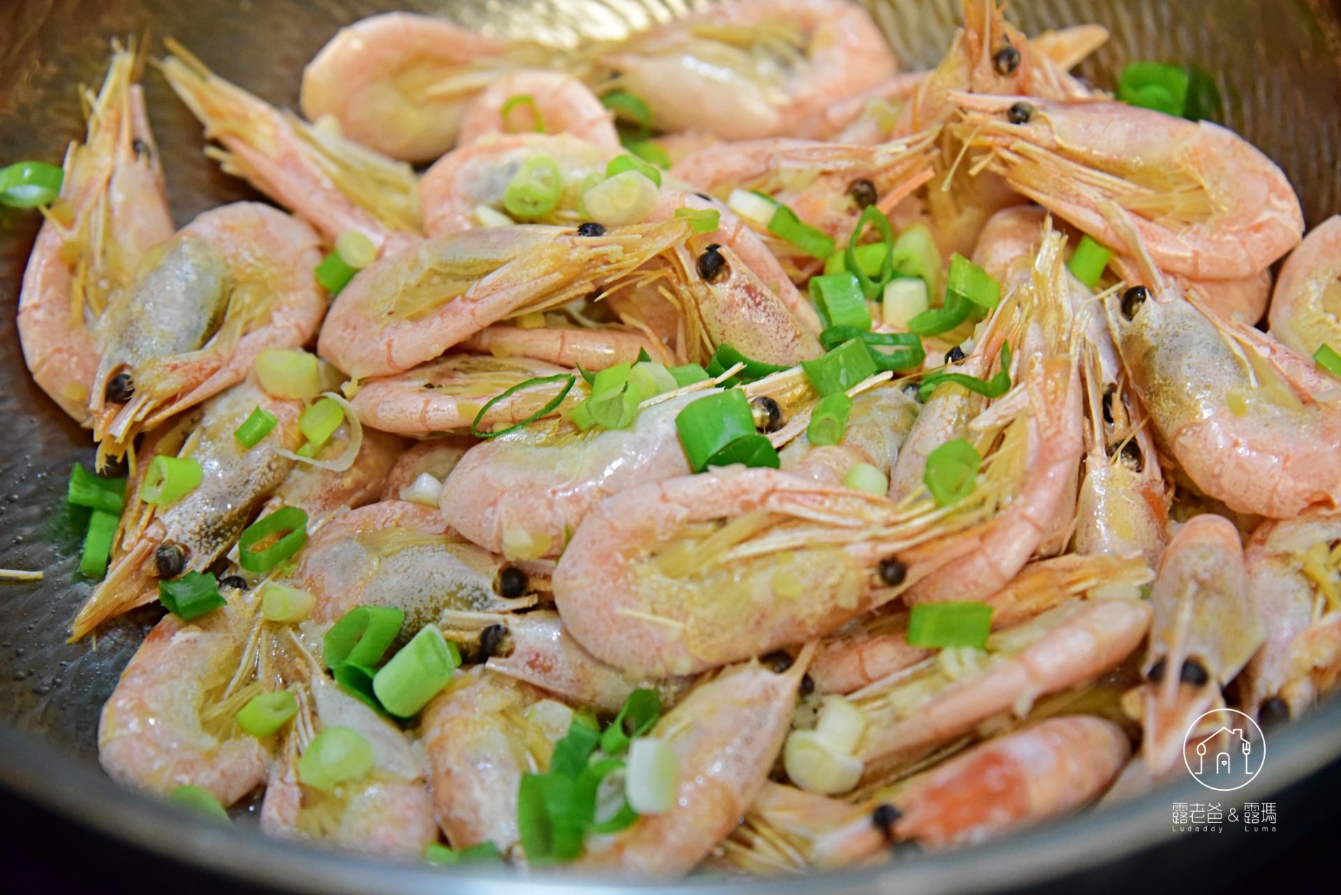 【食譜】蒜香北極甜蝦做法，冷凍直接下鍋，2 步驟鎖住極地鮮甜與蝦卵香氣