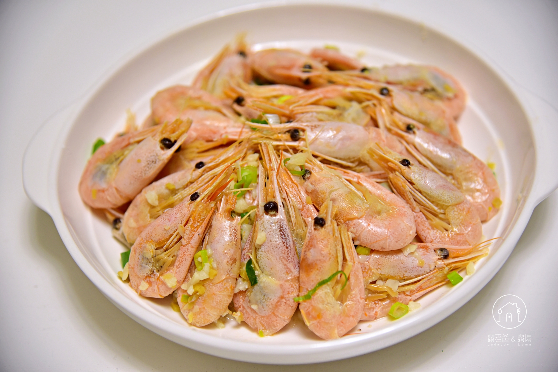 【食譜】蒜香北極甜蝦做法，冷凍直接下鍋，2 步驟鎖住極地鮮甜與蝦卵香氣 @露老爸&amp;露瑪