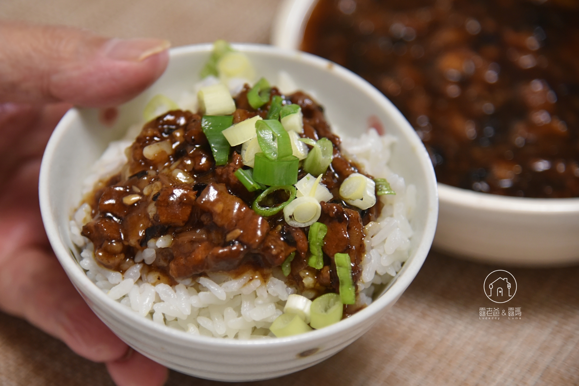 網站近期文章：黑金滷肉飯食譜｜手切五花肉與陳年甘醇黑老菜脯的私房滷肉飯做法