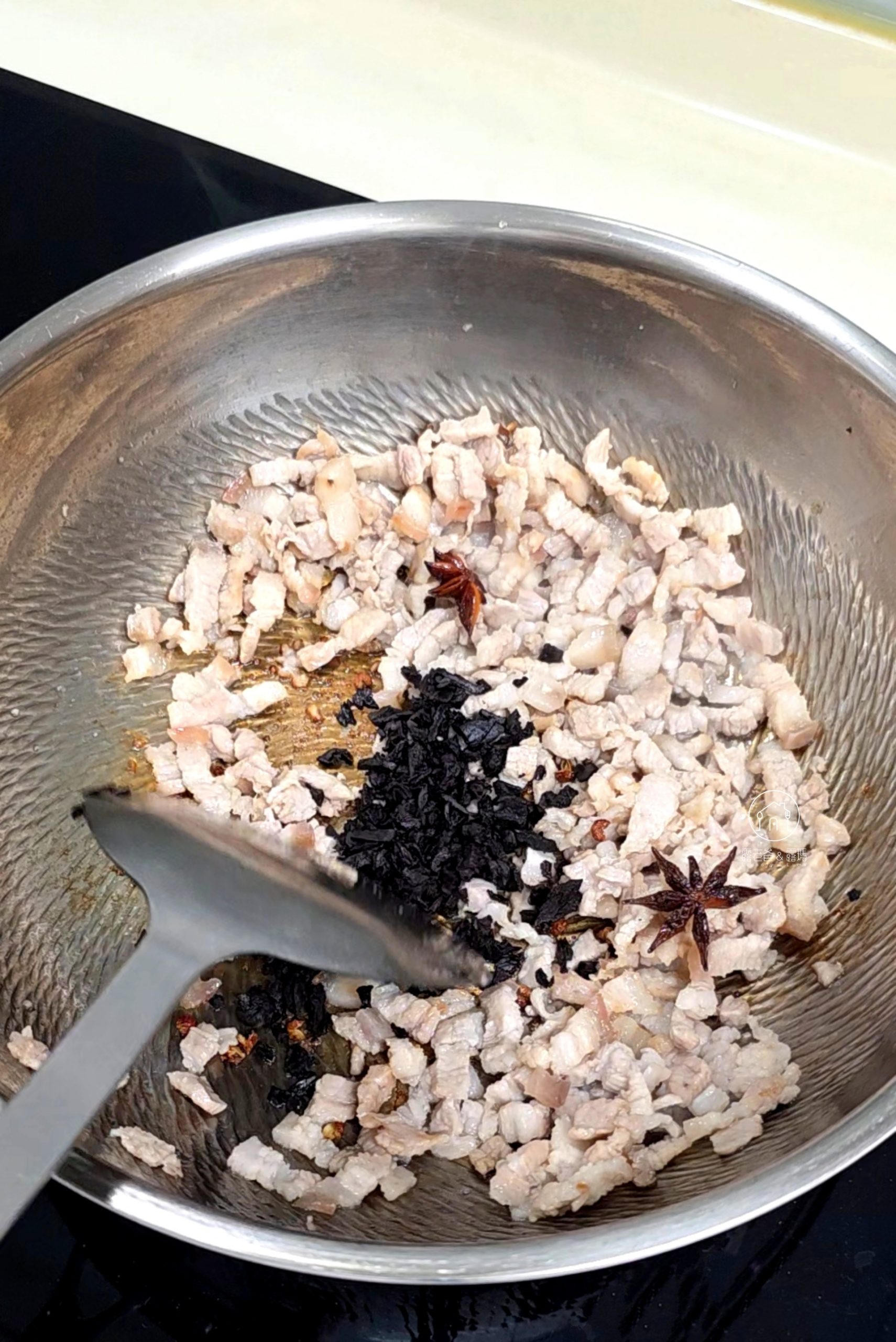 黑金滷肉飯食譜|手切五花肉與陳年甘醇黑老菜脯的私房滷肉飯做法 黑金滷肉飯食譜|手切五花肉與陳年甘醇黑老菜脯的私房滷肉飯做法