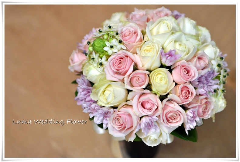 【婚禮花藝 Wedding Flowers】輕柔的夢幻色系新娘捧花和新郎胸花‧酒紅色系的長輩胸花 @露老爸&amp;露瑪