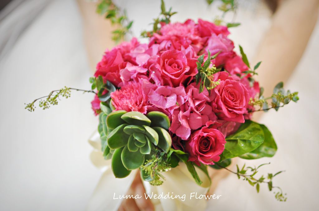 【婚禮花藝 Wedding Flowers】多層次的桃紅色加多肉植物新娘捧花.胸花 @露老爸&amp;露瑪