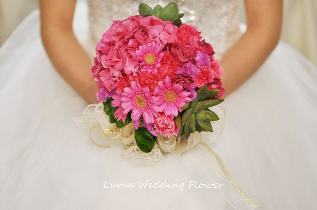 【婚禮花藝 Wedding Flowers】桃紅色繡球加多肉植物的經典圓形新娘捧花.胸花 @露老爸&amp;露瑪