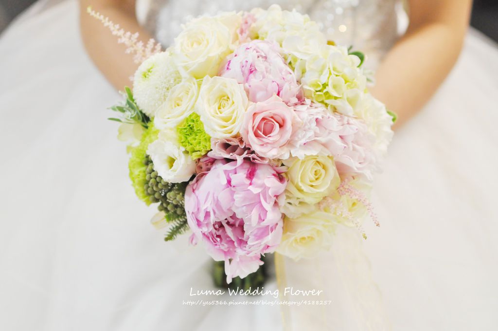 【婚禮花藝 Wedding Flowers】貴氣中帶著粉嫩繽紛的新娘捧花.胸花 @露老爸&amp;露瑪