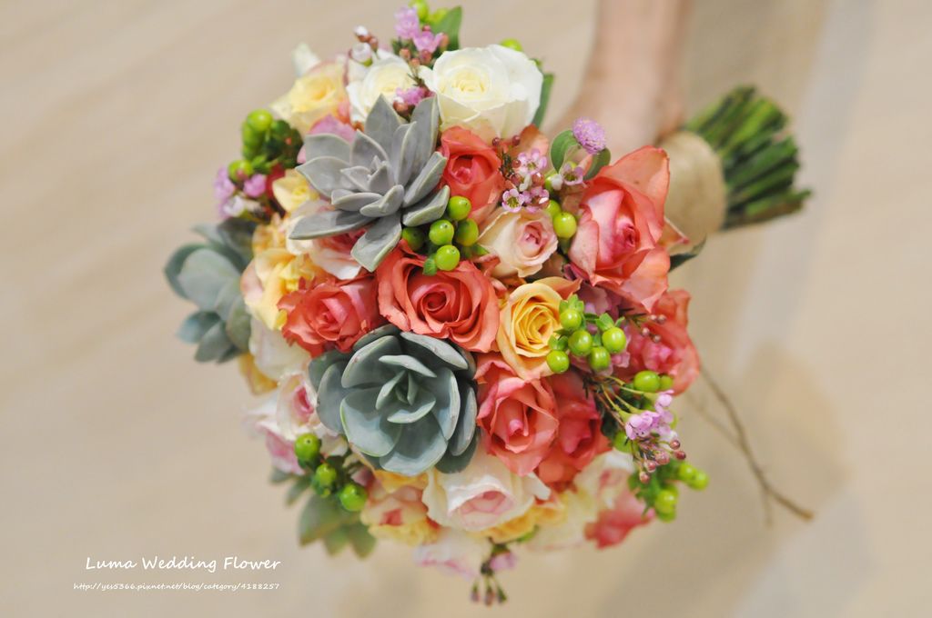 【婚禮花藝 Wedding Flowers】多層次的繽紛杏橘加多肉植物新娘捧花‧胸花 @露老爸&amp;露瑪