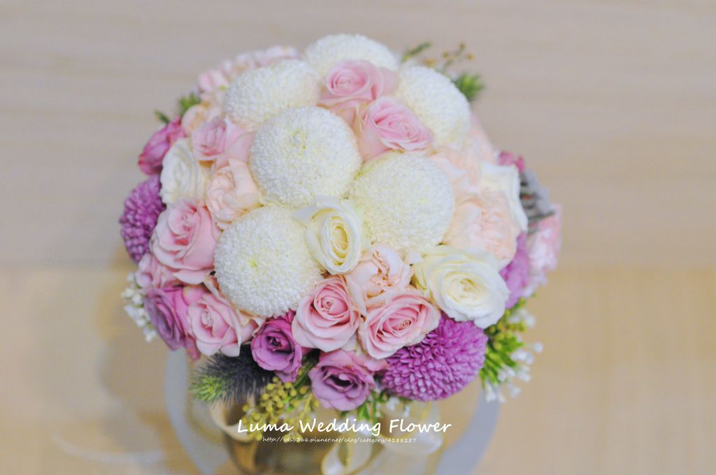 【婚禮花藝 Wedding Flowers】高人氣又討喜的桃紅加白色乒乓菊新娘捧花.胸花 @露老爸&amp;露瑪