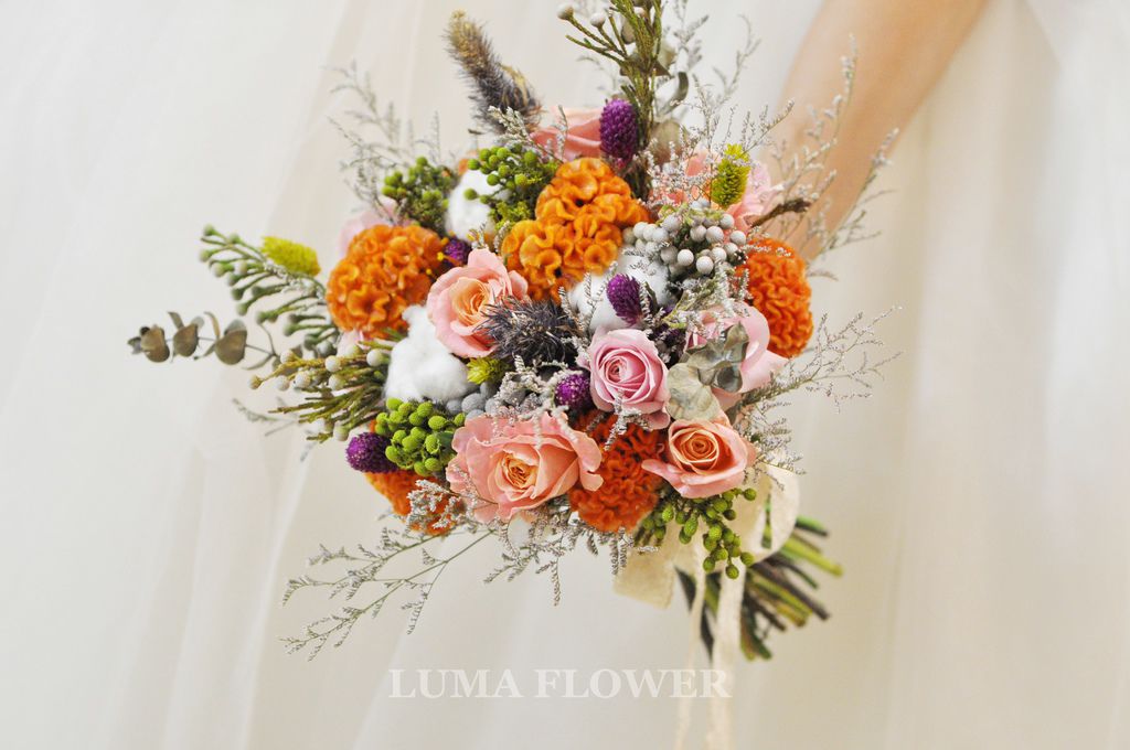 【婚禮花藝 Wedding Flowers】充滿溫度感的橘色系乾燥花&#038;鮮花複合式新娘捧花.胸花 @露老爸&amp;露瑪