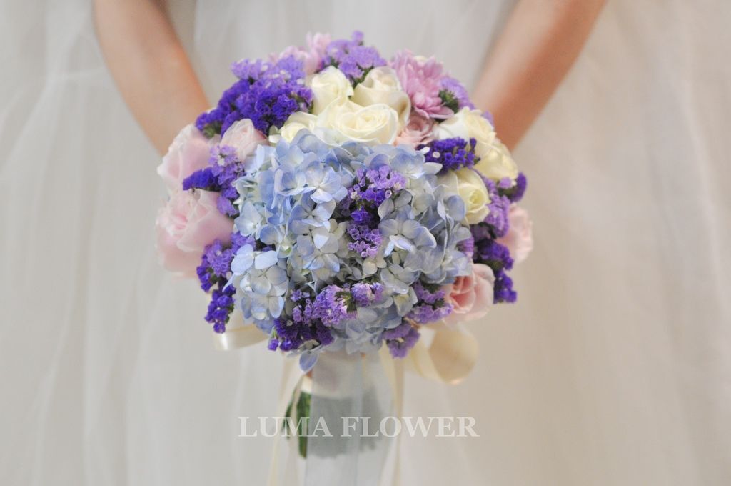 【婚禮花藝 Wedding Flowers】藍紫白粉對比的華麗色系新娘捧花.胸花 @露老爸&amp;露瑪