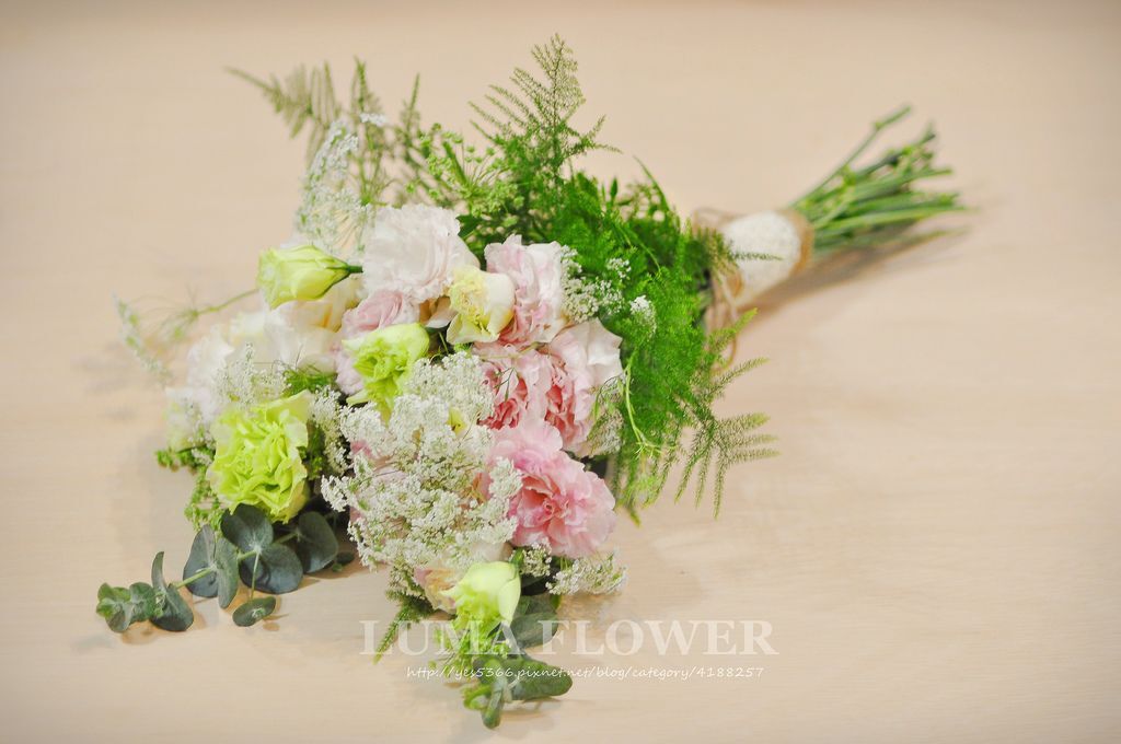 【婚禮花藝 Wedding Flowers】婚紗照捧花:淡雅清新帶著柔美花束型新娘捧花 @露老爸&amp;露瑪