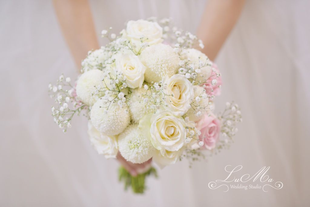 【婚禮花藝 Wedding Flowers】乾淨簡單色調帶著圓潤的乒乓菊新娘捧花.胸花 @露老爸&amp;露瑪