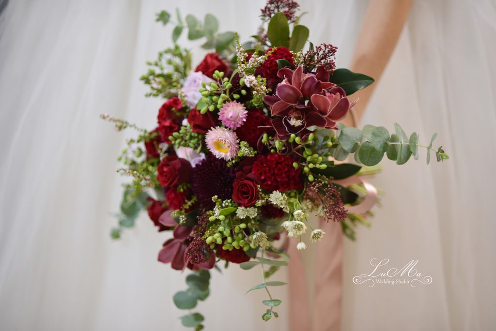 【婚禮花藝 Wedding Flowers】濃烈的酒紅加上暗紅色系自然浪漫的周年婚紗照捧花.胸花 @露老爸&amp;露瑪