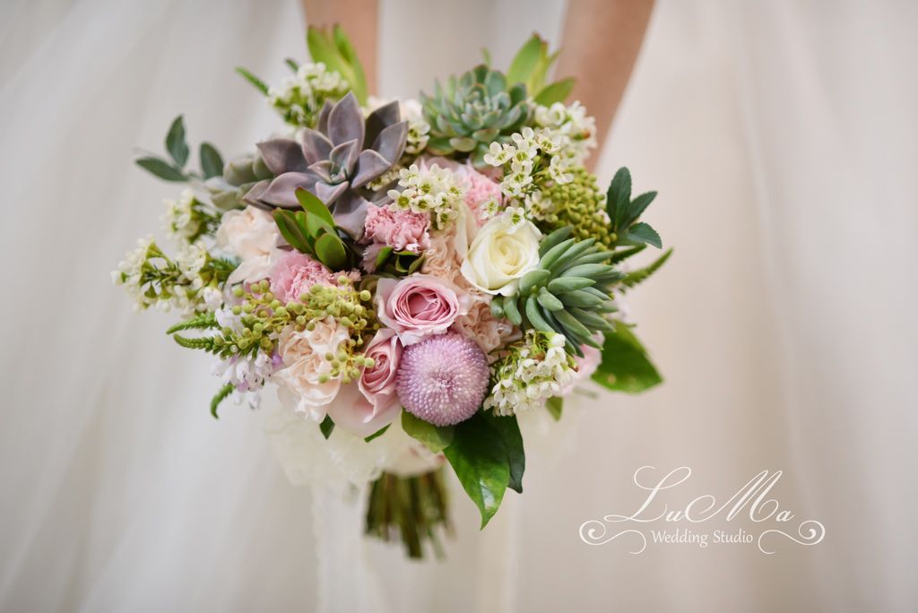 【婚禮花藝 Wedding Flowers】時尚帶著自然感的多肉植物&#038;柔美系鮮花複合式新娘捧花.胸花 @露老爸&amp;露瑪