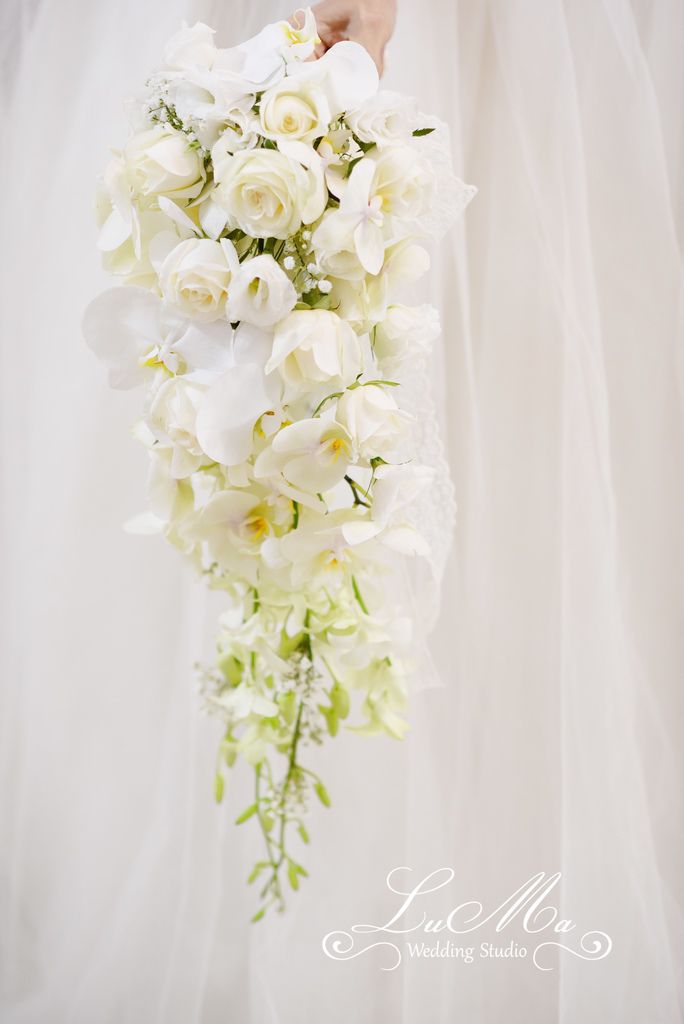 【婚禮花藝 Wedding Flowers】純白色系典雅氣質娟秀型瀑布新娘捧花.胸花 @露老爸&amp;露瑪