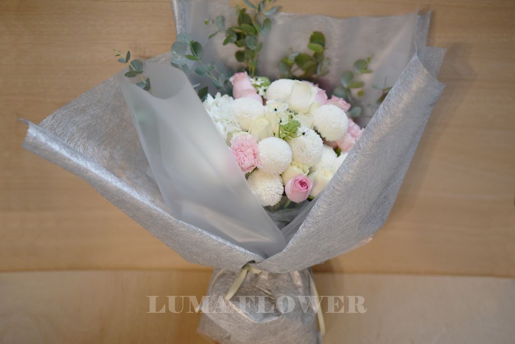 【婚禮花藝 Wedding Flowers】親愛的，我們結婚吧!乒乓菊白粉色系求婚花束 @露老爸&amp;露瑪